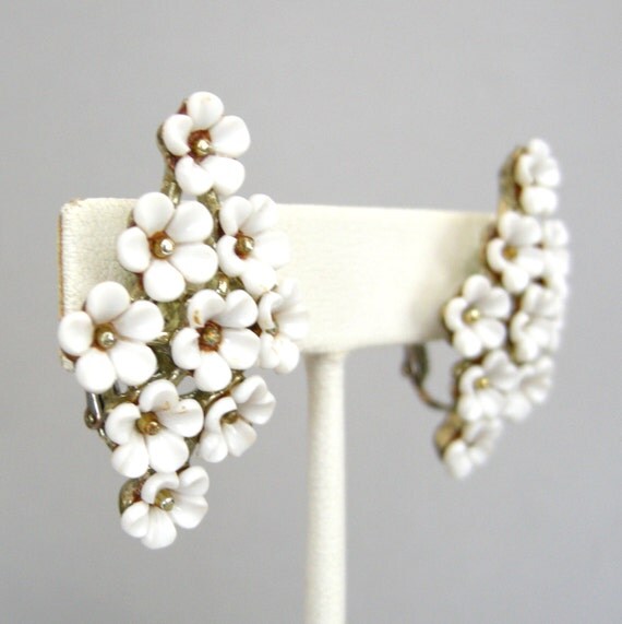 Vintage white plastic Coro flower earrings clip on