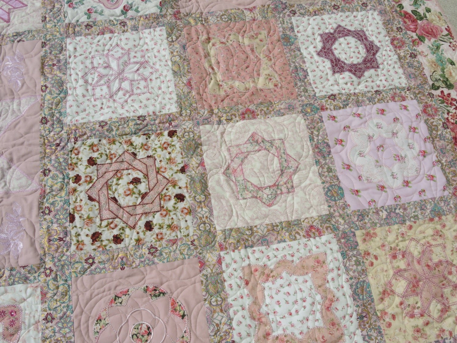 queen-size-quilts-with-appliques-and-embroidery-blankets