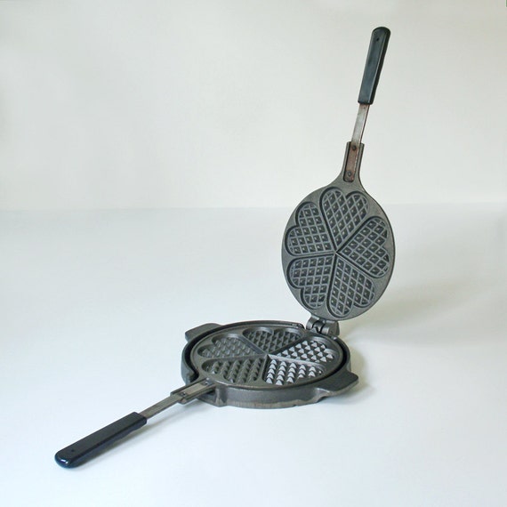 Vintage Jøtul Cast Iron No. 6 Norwegian Waffle Iron Heart