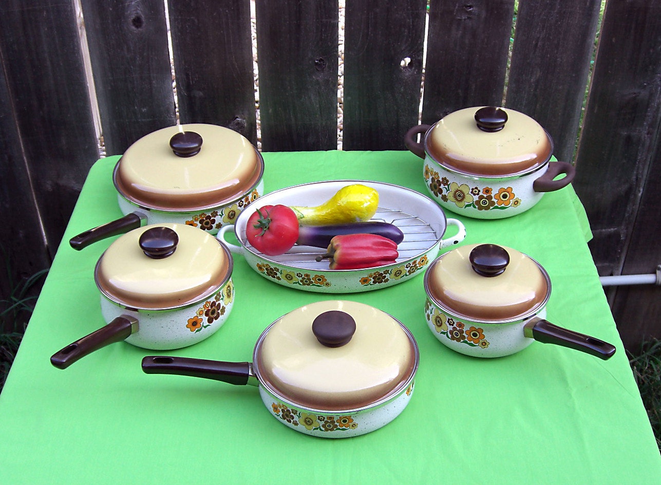 Vintage Enamel Cookware / Daisy Pattern / Harvest Gold / 12