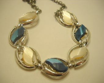 Vintage BLUE & WHITE THERMOSET Necklace (7562)