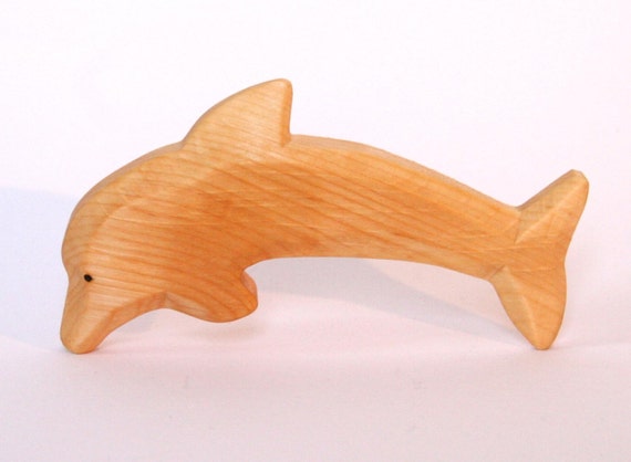 Juguete de delfín tallado en madera Waldorf por Baumstammbuch