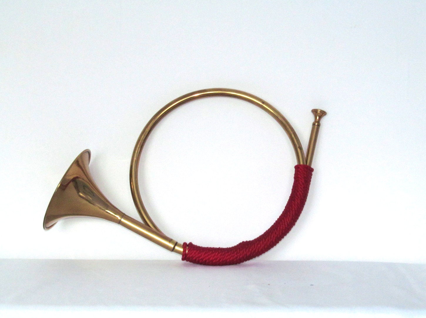 RESERVED A decorative brass bugle hunting French horn with