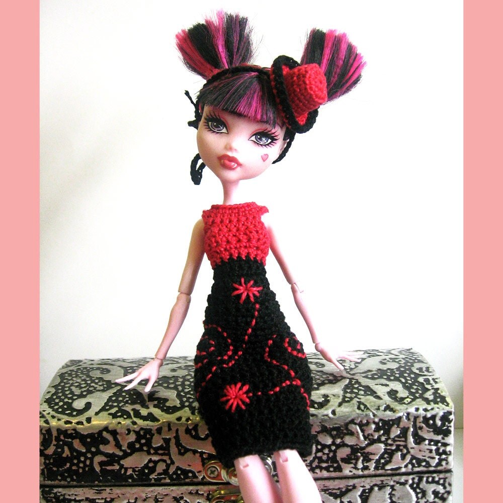 Handmade crocheted clothes for fashion dolls Barbie and Blythe