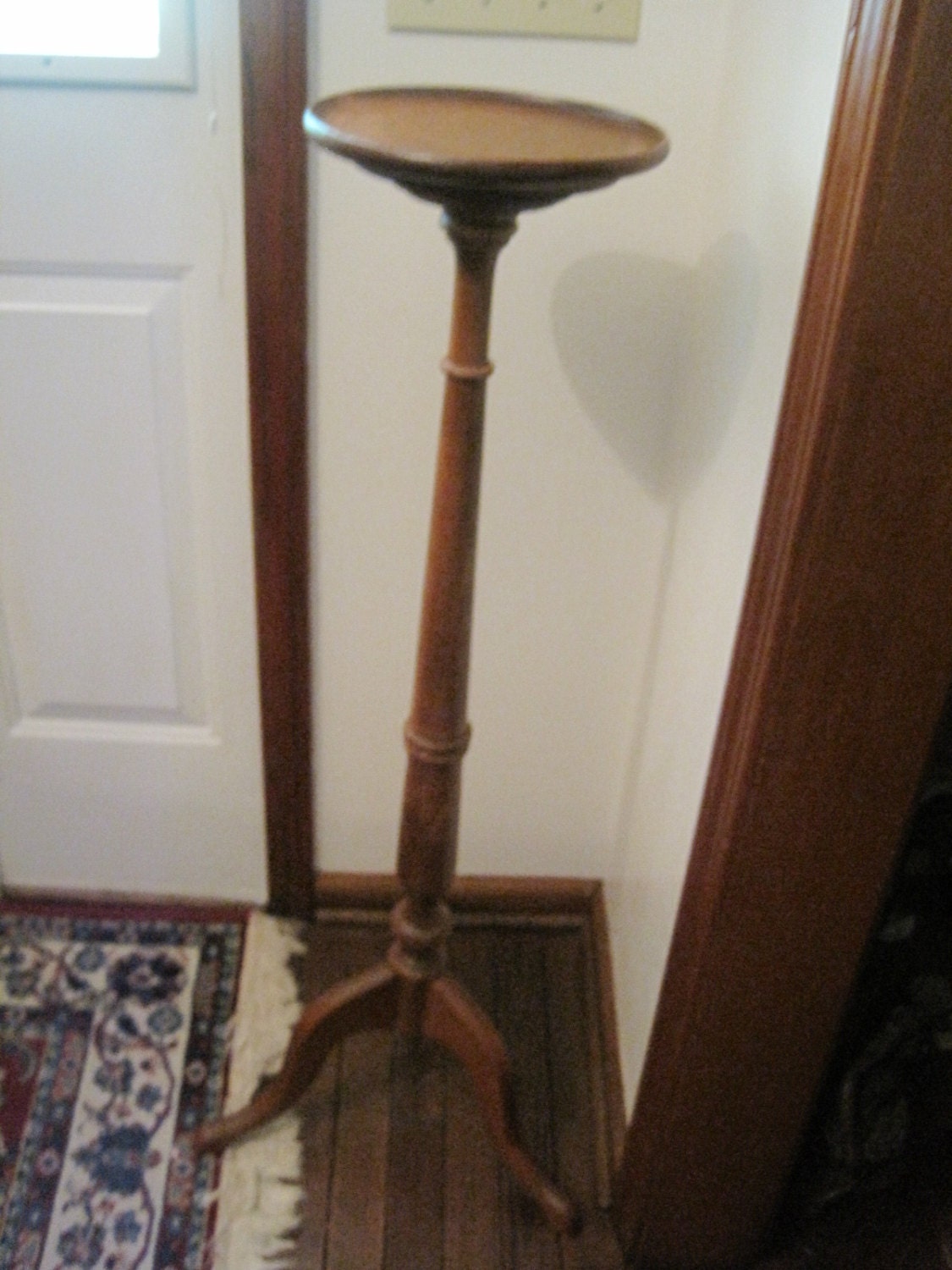 Antique Wood Plant Stand - Woodworking is Easy