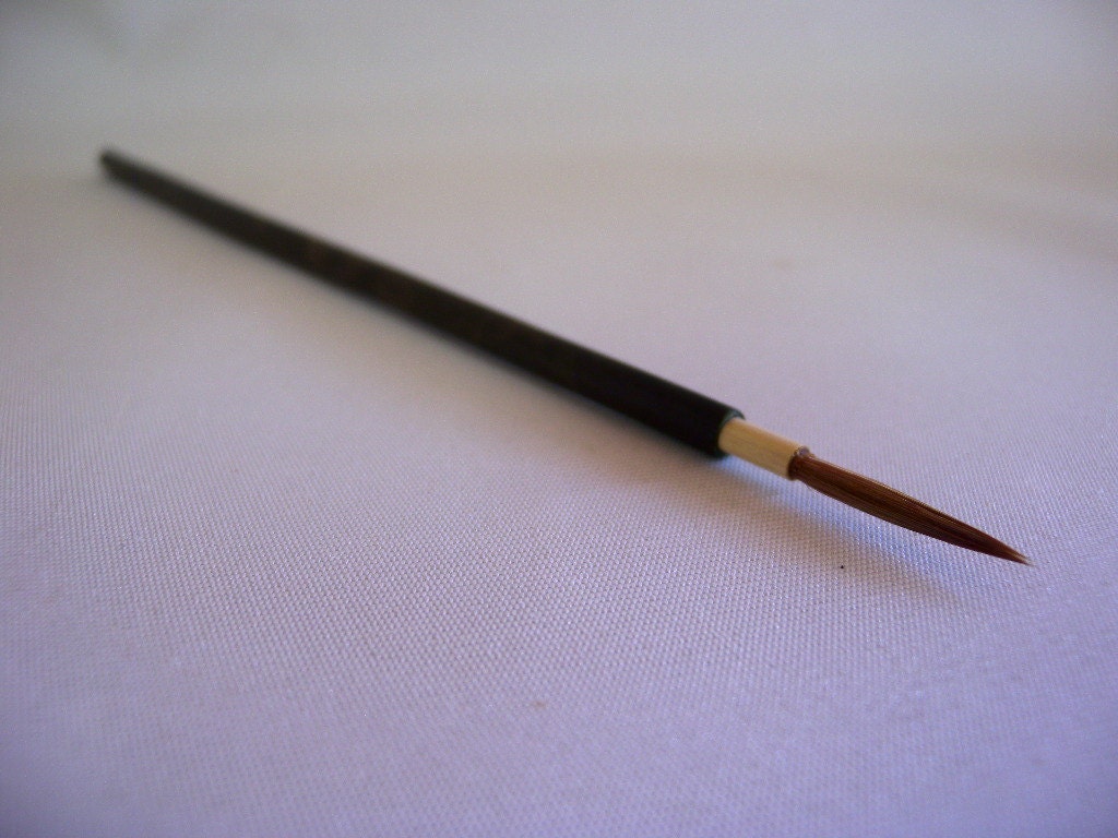 Medium to fine line brush