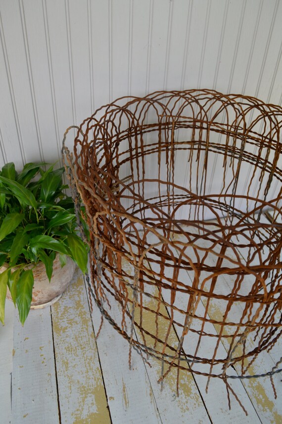 Old Fashioned Yard Ornamental Wire Fencing