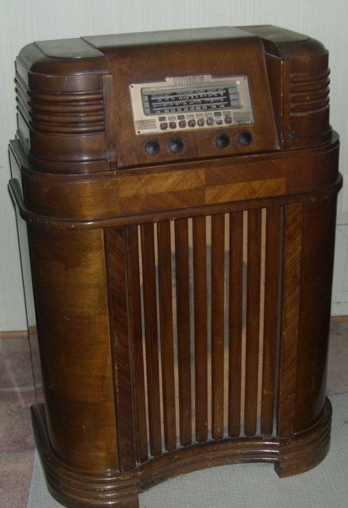 Art Deco1940 Philco Console Tube Radio / Electric / Wood