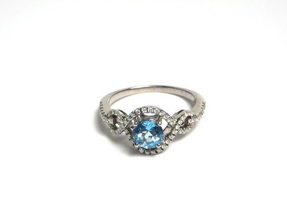 18k White Gold Diamond and Blue Topaz Ring Size 8.5