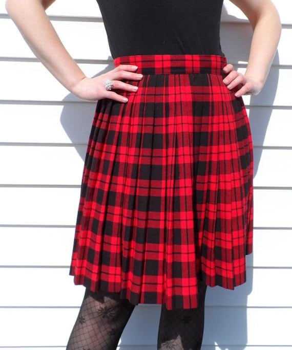  Red  and Black  Plaid Pleated Skirt  Small ADORABLE