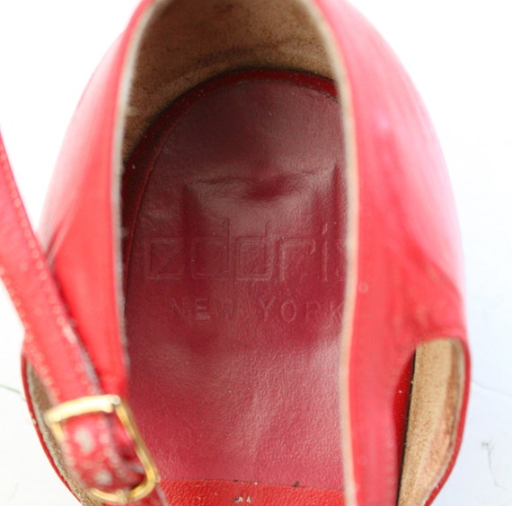 vintage red shoes. size 8.5. 1970s T strap shoes. Valentine
