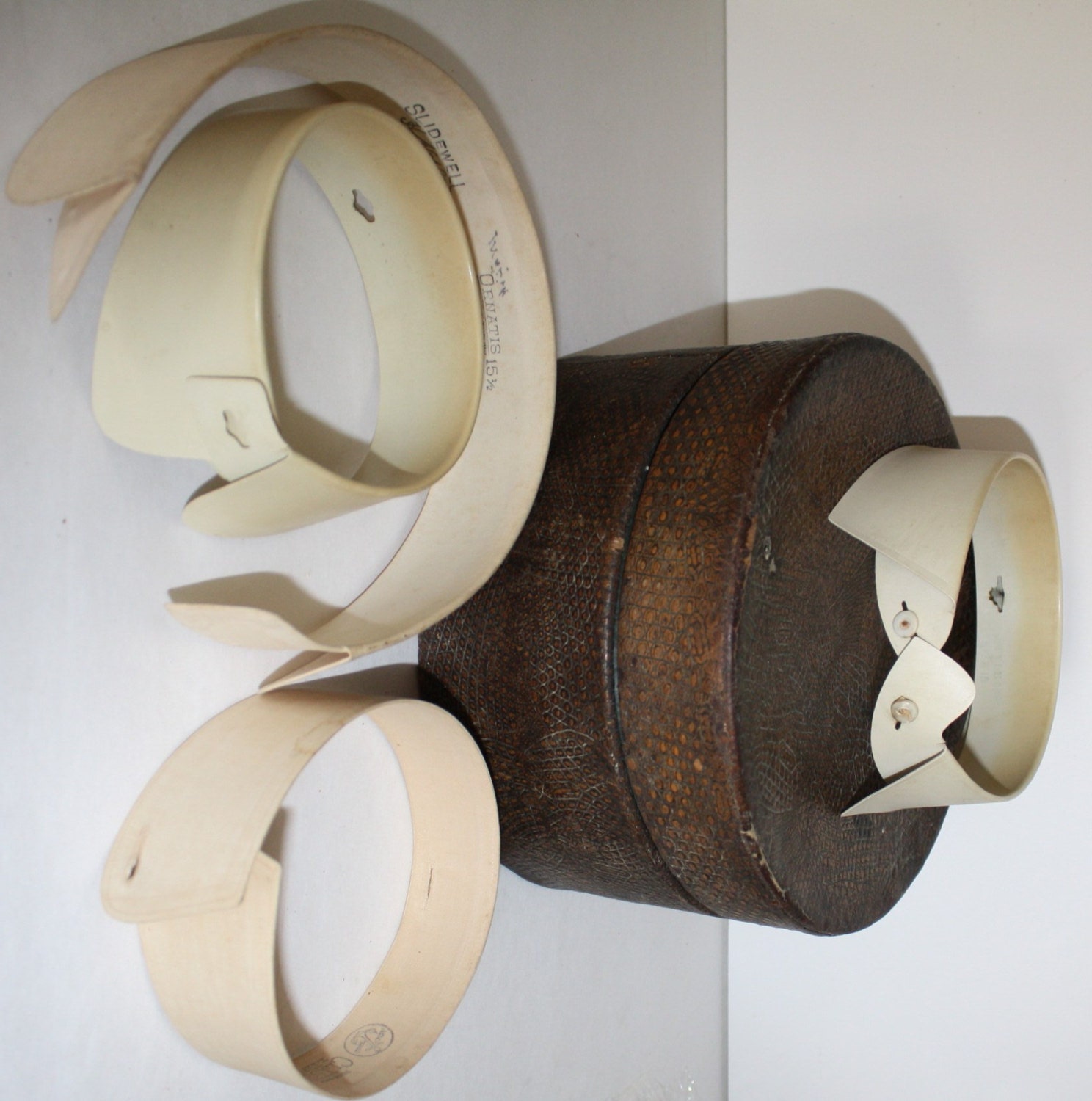 Antique 1910 mens Collar Box cuff box with one collar