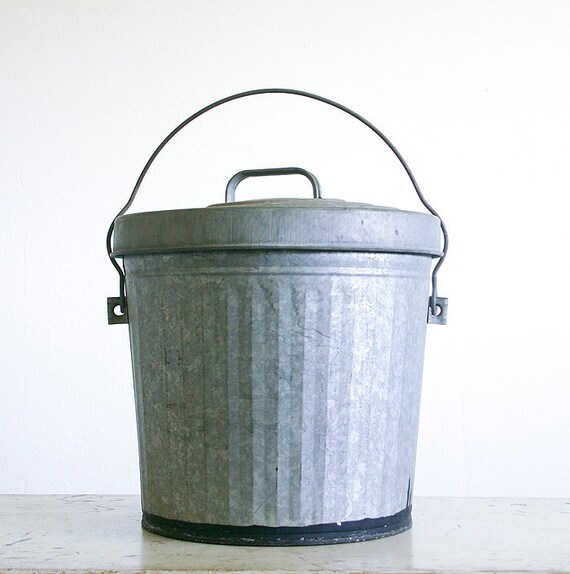 Vintage Galvanized Trash Can with Lid / Industrial Decor