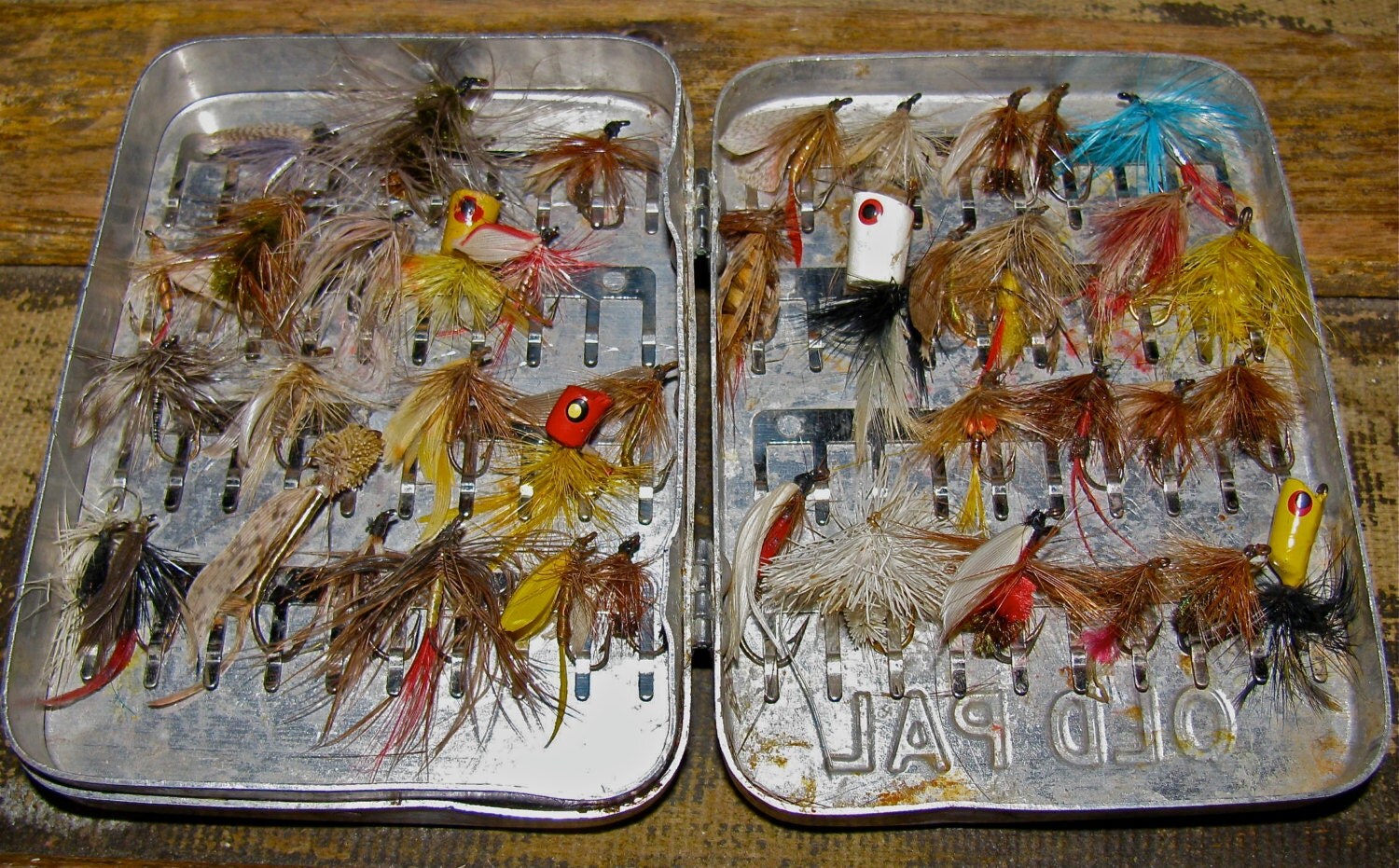 Vintage OLD PAL Fly Fishing Lure Fly Box / Case & Flies