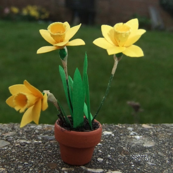 Miniature Pot of daffodils for 12th scale dolls house