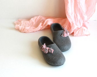 Women house shoes - felted wool slippers - Mothers day gift - grey with pink roses