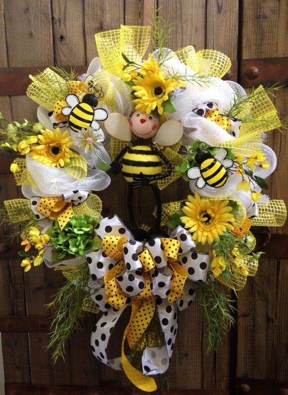 Bumble bee wreath