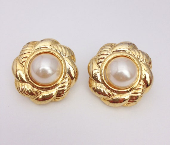 vintage gold pearl stud earrings / large round earrings