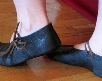 Poulaine: Handmade Leather Medieval Shoe, 14th through 15th Century
