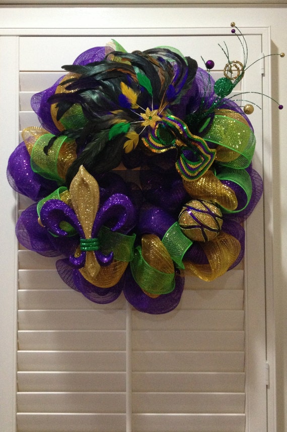 mardi gras wreath with mask