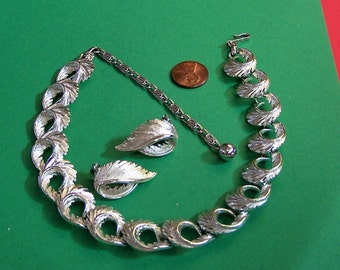 Vintage LISNER silver tone necklace and earrings. Great Birthday, Anniverary, Mother's Day or Valentine's Day Gift