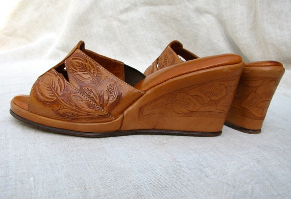 Tooled Leather Wedge Sandals // 1940s style // 6.5 // Mexico