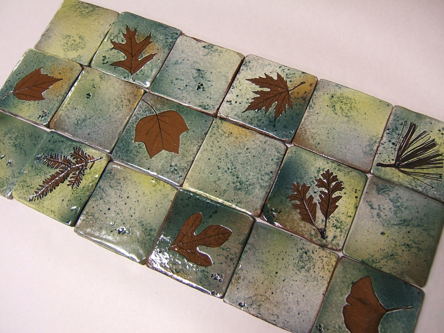 18 backsplash tiles with tree leaves in Green Leaf