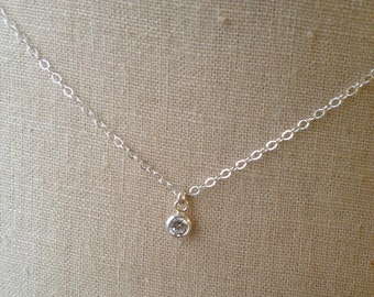 Solitaire diamond and 18k yellow gold necklace Bezel set
