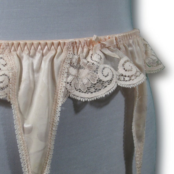 Vintage lingerie garter belt In Delicate Peach, size large/extra large