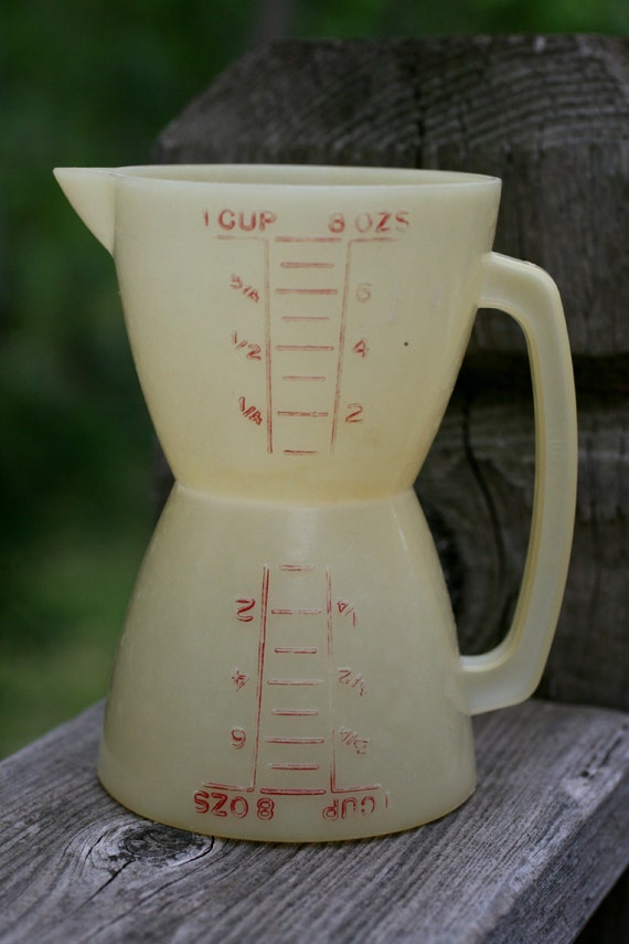 VINTAGE Tupperware Wet/Dry Measuring Cup.