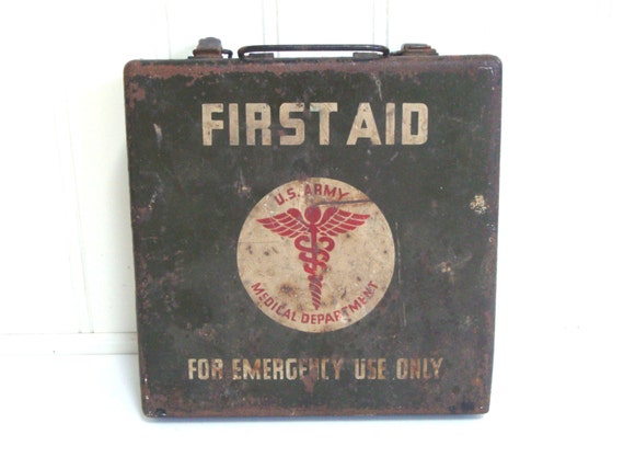VINTAGE WWII FIRST Aid Kit Green Jeep Box Case Us