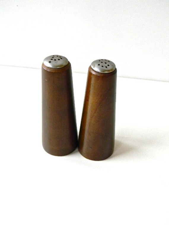 mid century modern wood salt and pepper shakers by snugsnuggery