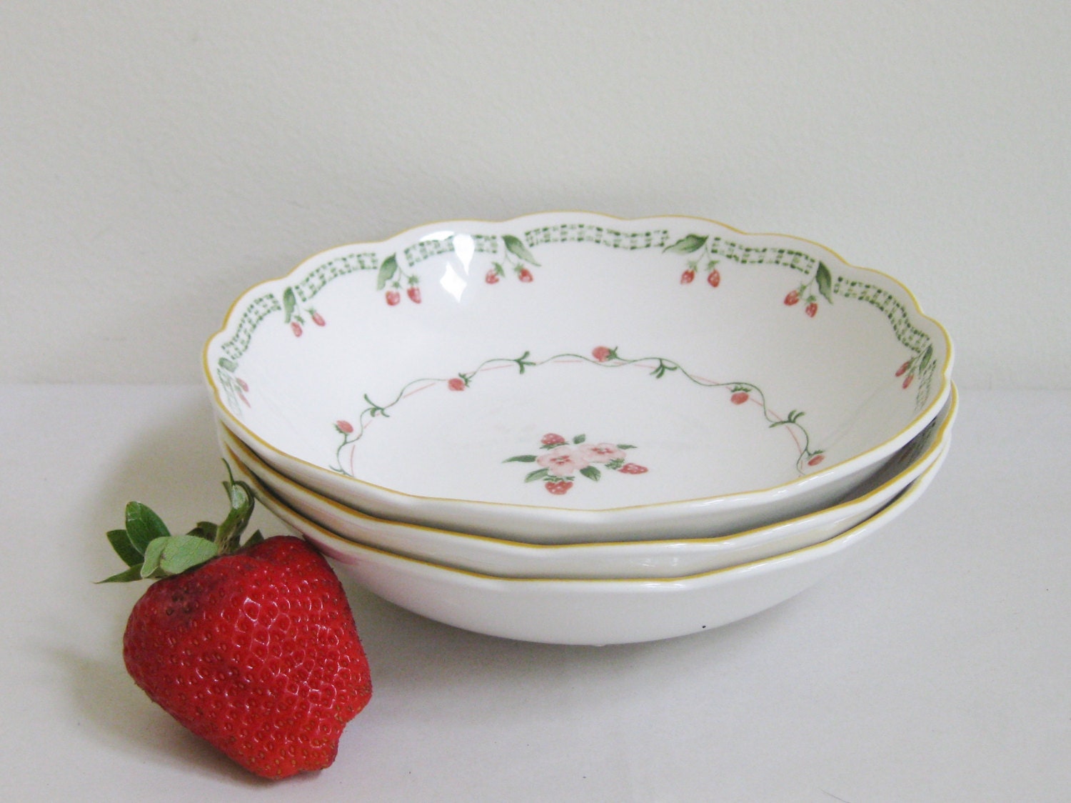 Japanese China Bowls Nikko Tableware Strawberry by FreeLiving