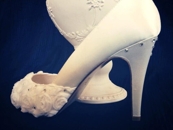 ivory peep toe pump