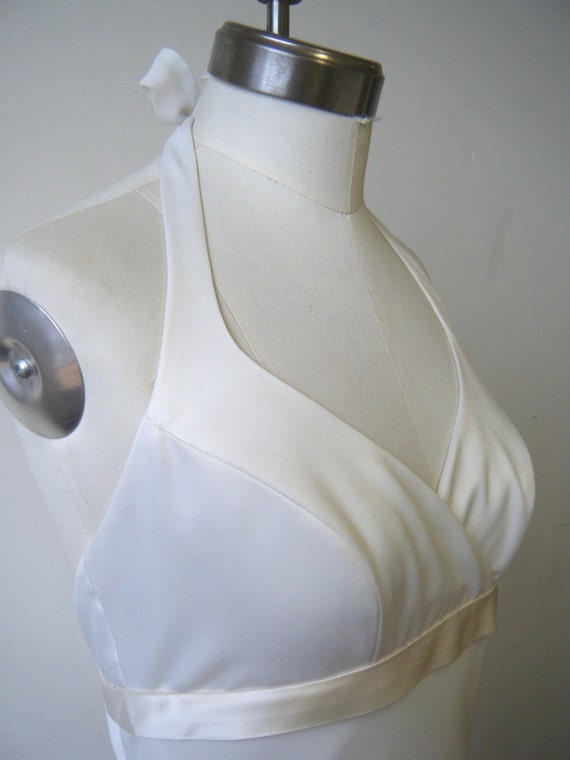 Clearance Sample: Fluid wedding gown Ivory Halter V neck