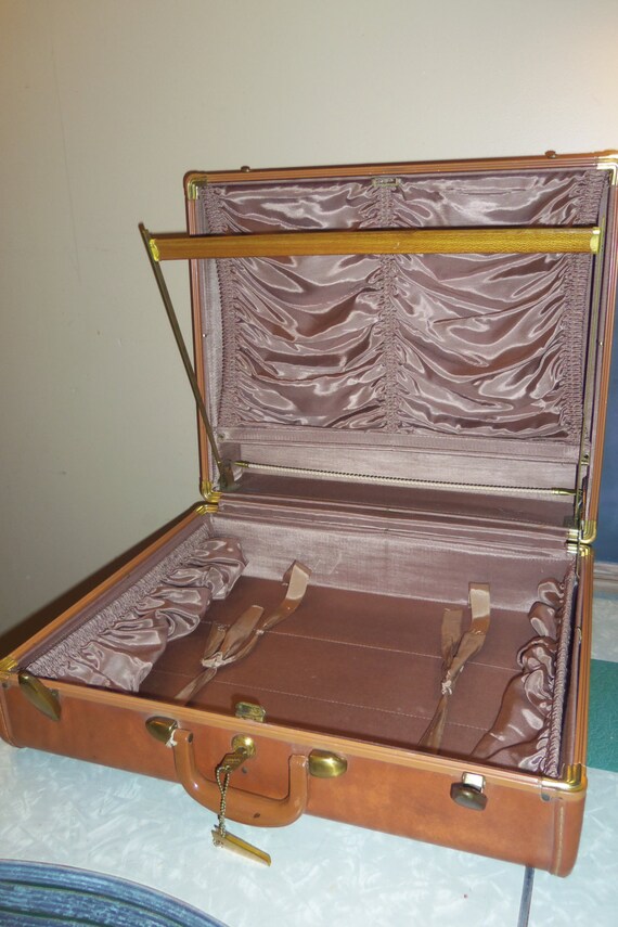 Vintage Large Samsonite 1950's suitcase with key