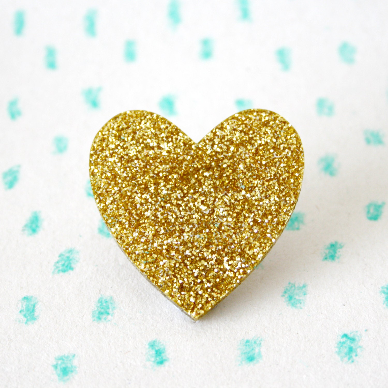 Sparkly gold glitter love heart plastic brooch pin