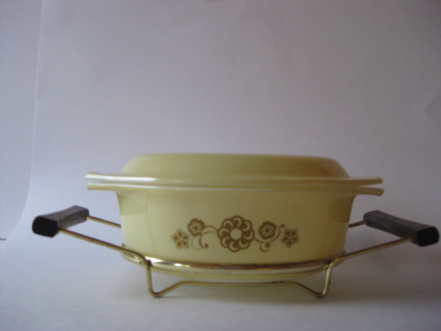 Pyrex 1 1/2 Quart Casserole Dish with serving by NorthPondVintage