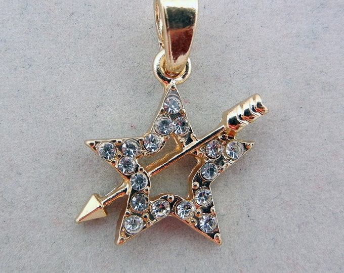 Small Gold-tone Star with Arrow Pendant