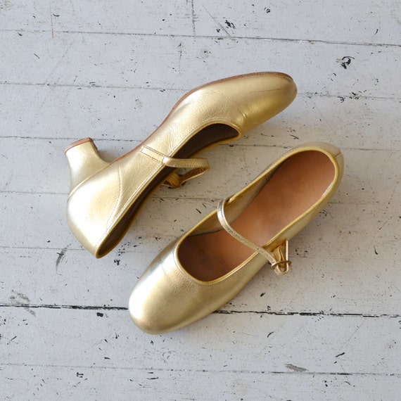 1960s mary jane shoes