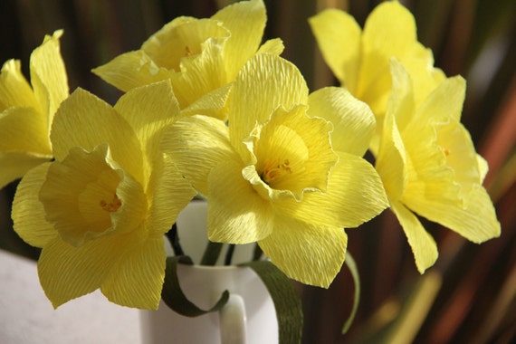 Fleurs en papier crépon jonquilles,