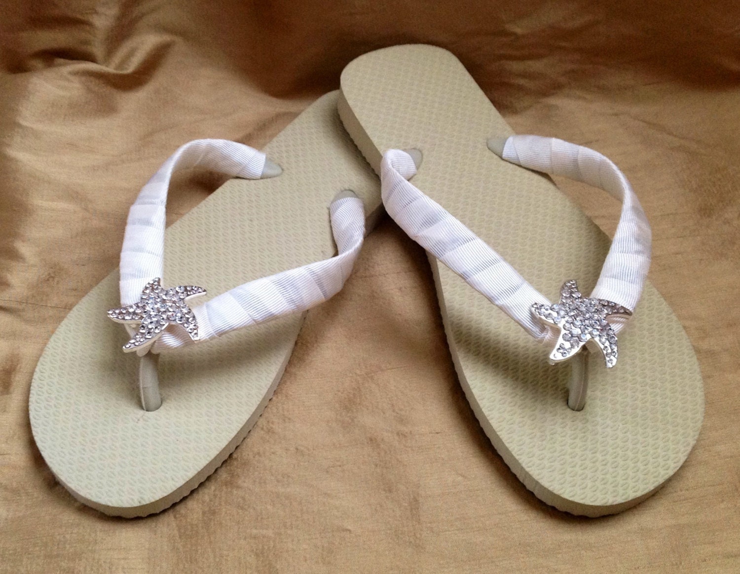 flip flops off white