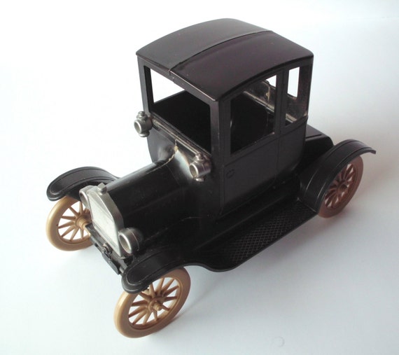 Vintage 1917 Ford Model T Model Car Kit by Revell 1952
