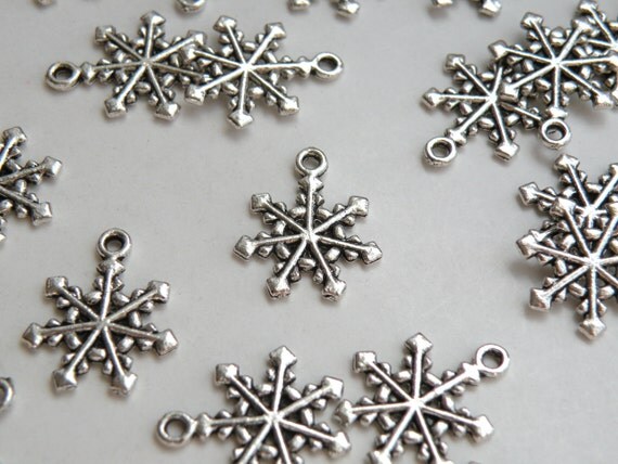 10 Christmas Snowflake antique silver plated charms 20x17mm