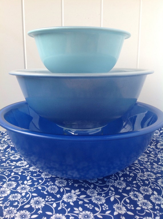 Vintage Pyrex Mixing Bowls Vintage Pyrex Blue by themerryhomemaker