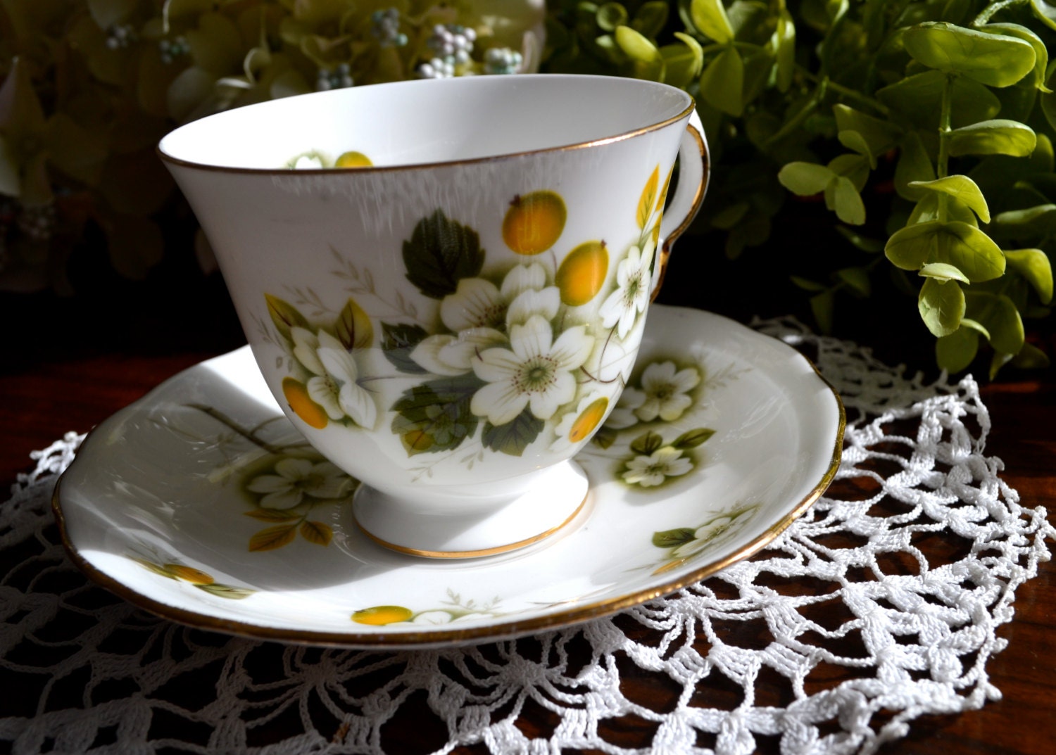 queen-anne-fine-bone-china-tea-cup-and-saucer-floral-motif-gold-gilt