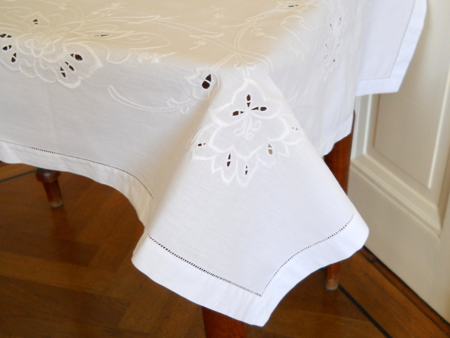 vintage white embroidered tablecloth Richelieu embroidery