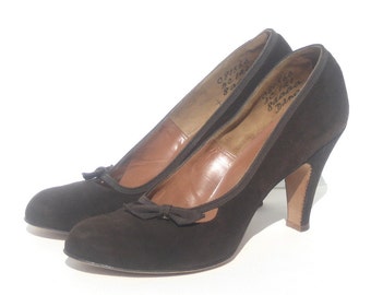 size 8AAAA / 1940s brown suede babydoll pumps