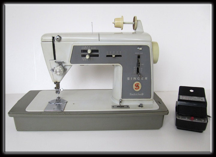 Vintage 1960s Singer Touch & Sew Model 600 Sewing Machine w/