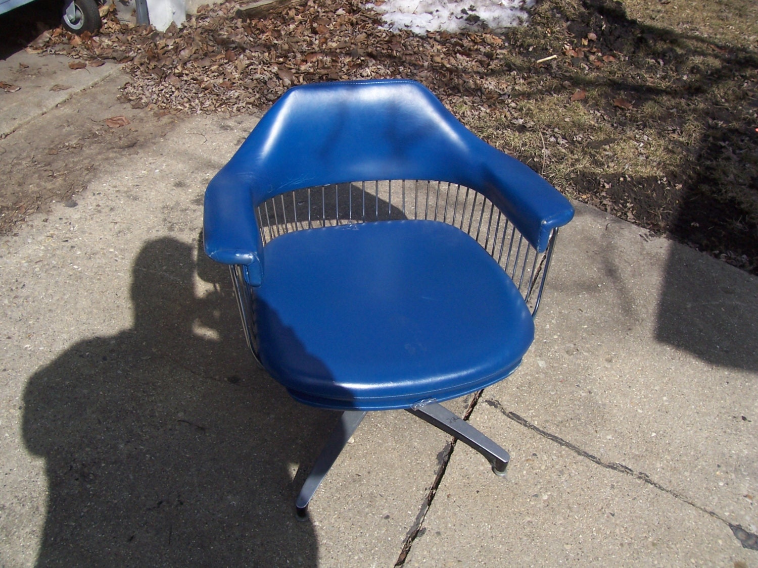 Great vintage blue and chrome chairs with aluminum base Haute Juice